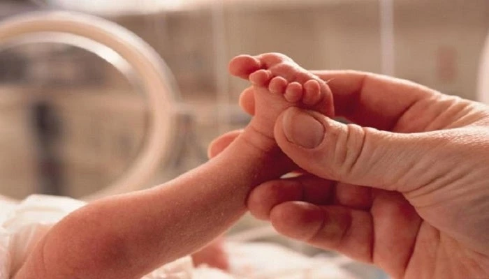 Νεκρό βρέφος βρέθηκε σε κάδο στην Πετρούπολη!